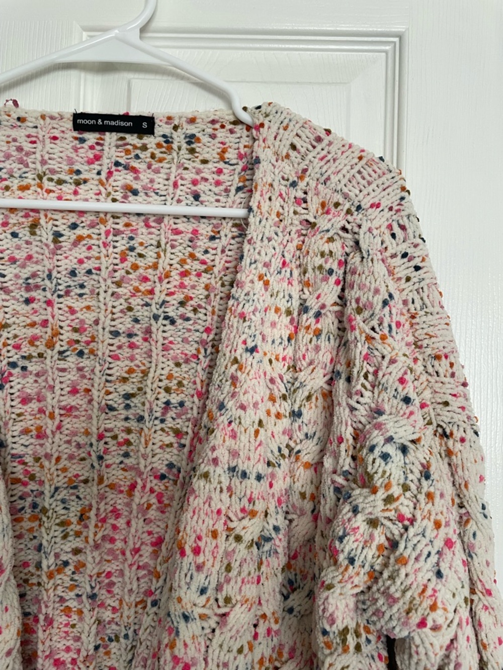 Moon & Madison Women’s Small Cozy Speckled Cream Cable-Knit Cropped Sweater - Picture 2 of 7